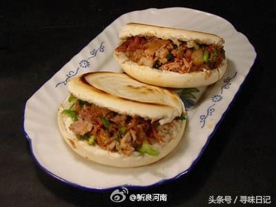 [灵宝肉夹馍]香喷喷卤肉和大蒜、青椒剁碎加入馍中，真是美餐