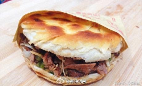 [灵宝肉夹馍]香喷喷卤肉和大蒜、青椒剁碎加入馍中，真是美餐