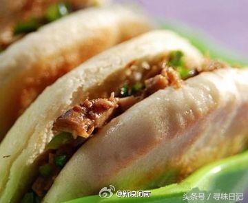[灵宝肉夹馍]香喷喷卤肉和大蒜、青椒剁碎加入馍中，真是美餐