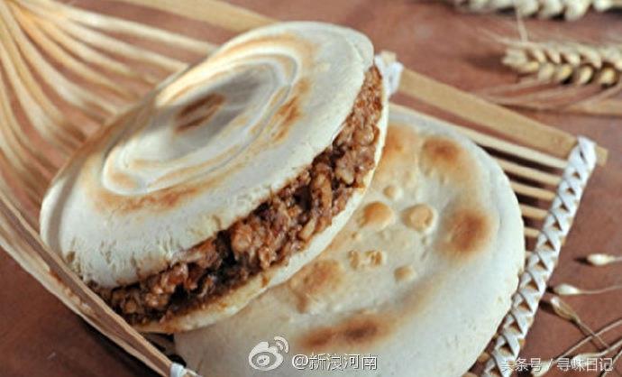 [灵宝肉夹馍]香喷喷卤肉和大蒜、青椒剁碎加入馍中，真是美餐