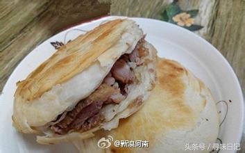 [灵宝肉夹馍]香喷喷卤肉和大蒜、青椒剁碎加入馍中，真是美餐