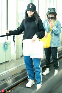 ​火箭少女Yamy低头甜笑 这还是那位高冷少女吗