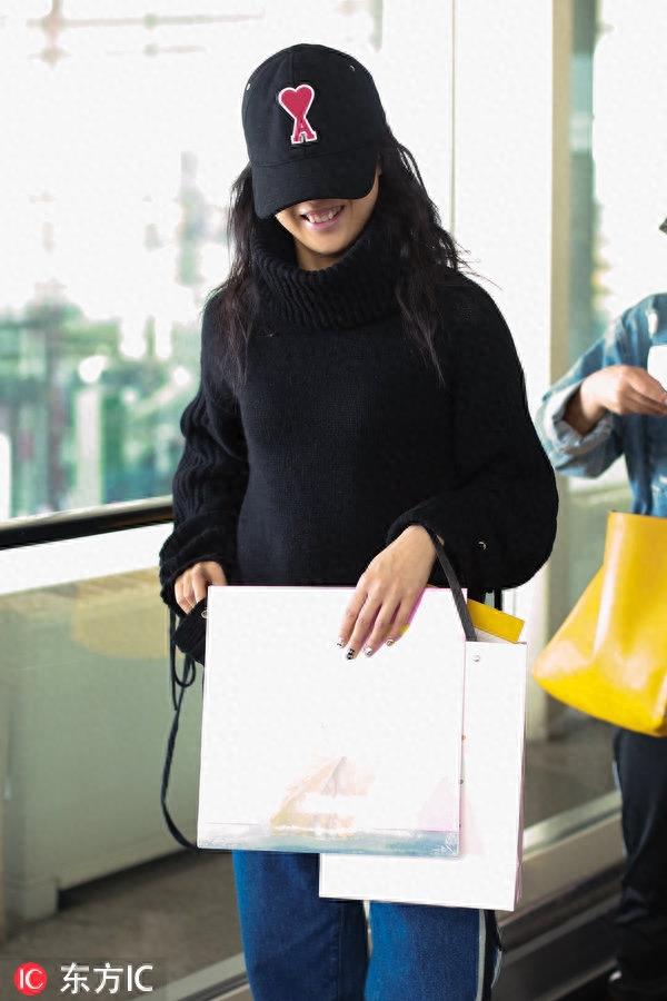 火箭少女Yamy低头甜笑 这还是那位高冷少女吗