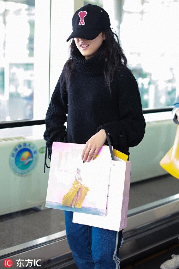 火箭少女Yamy低头甜笑 这还是那位高冷少女吗