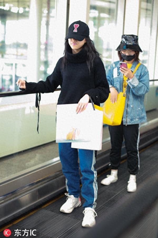 火箭少女Yamy低头甜笑 这还是那位高冷少女吗