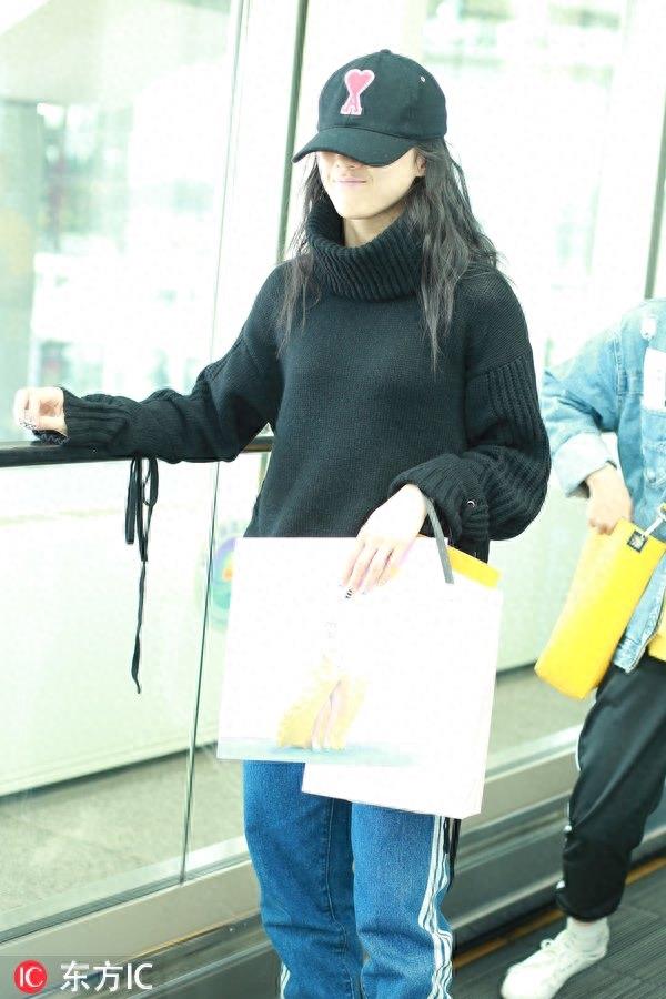火箭少女Yamy低头甜笑 这还是那位高冷少女吗