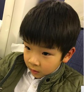 ​杨安迪长大了！黄圣依晒其8岁庆生照，小眼睛大长腿越来越像爸爸