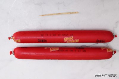 ​吃了这么久火腿肠，才知道按一下这里，外皮就能轻易打开，真简单