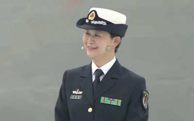 ​她34岁从中山大学博士毕业入伍，44岁成为中国海军第一位女舰长