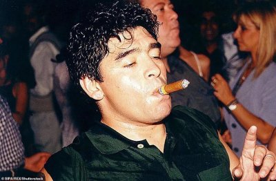 ​贫民窟传奇，球坛神话，骄奢淫逸私生活。马拉多纳，时代神话