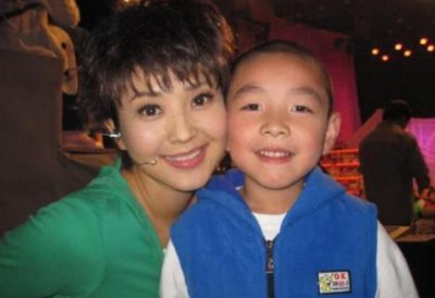 ​央视主持人方琼：15岁丧父，29岁嫁大8岁上司，如今成人生赢家