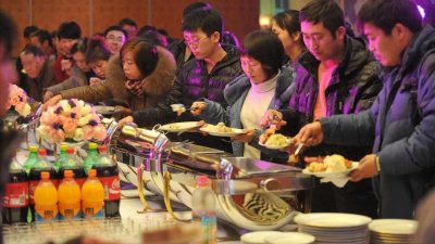 ​曾经一桌难求，如今全国已关停上万家，自助餐厅真是被吃倒闭的吗