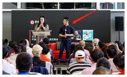 毕福剑女儿晒与父亲合照，23岁毕凌身材壮实，发型极具艺术气息