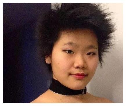 毕福剑女儿晒与父亲合照，23岁毕凌身材壮实，发型极具艺术气息