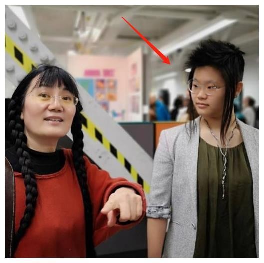 毕福剑女儿晒与父亲合照，23岁毕凌身材壮实，发型极具艺术气息