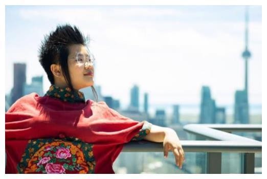 毕福剑女儿晒与父亲合照，23岁毕凌身材壮实，发型极具艺术气息