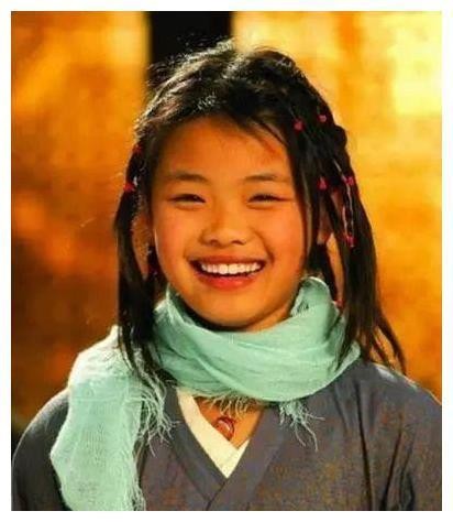 毕福剑女儿晒与父亲合照，23岁毕凌身材壮实，发型极具艺术气息
