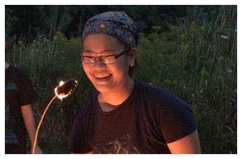毕福剑女儿晒与父亲合照，23岁毕凌身材壮实，发型极具艺术气息