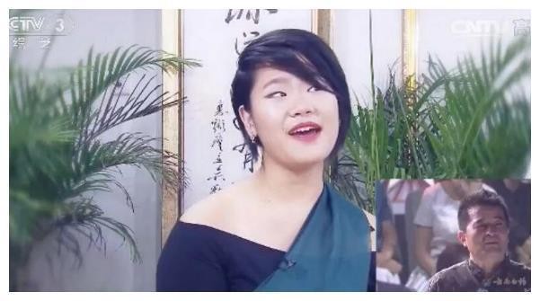毕福剑女儿晒与父亲合照，23岁毕凌身材壮实，发型极具艺术气息