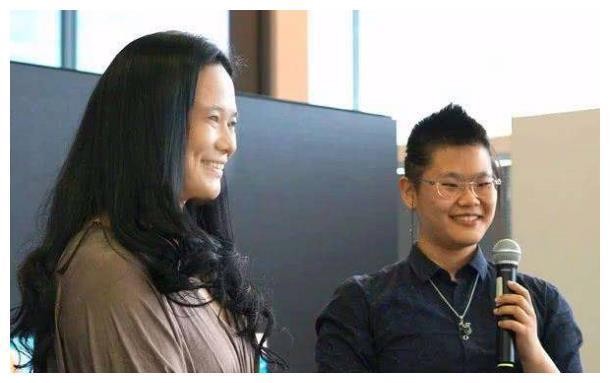 毕福剑女儿晒与父亲合照，23岁毕凌身材壮实，发型极具艺术气息