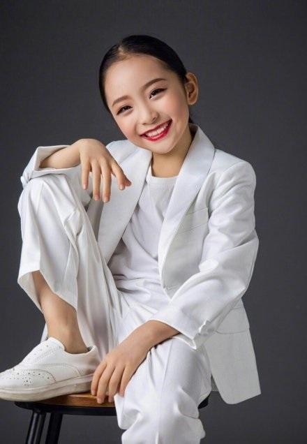 范冰冰妹妹范朵朵出道写真照，曾获全球公益大使，却遭疑鸡肋奖项