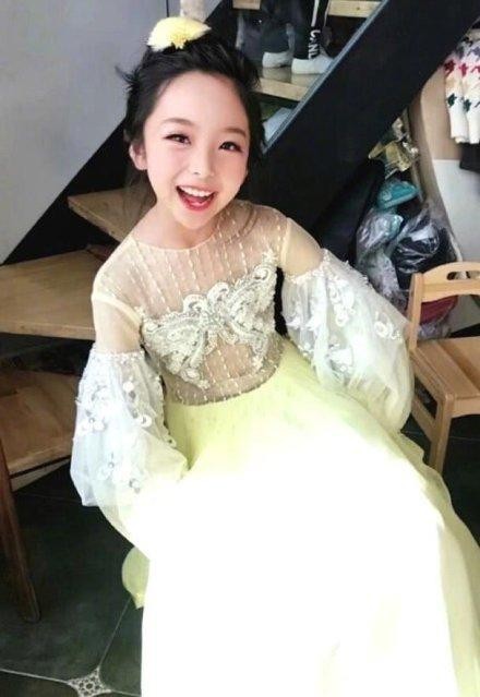 范冰冰妹妹范朵朵出道写真照，曾获全球公益大使，却遭疑鸡肋奖项