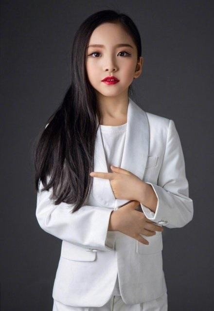 范冰冰妹妹范朵朵出道写真照，曾获全球公益大使，却遭疑鸡肋奖项