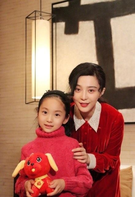 范冰冰妹妹范朵朵出道写真照，曾获全球公益大使，却遭疑鸡肋奖项