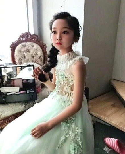 范冰冰妹妹范朵朵出道写真照，曾获全球公益大使，却遭疑鸡肋奖项