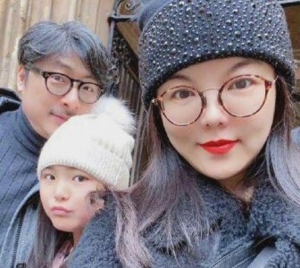 ​王岳伦官宣离婚后，李湘戴钻戒晒绿色菜，旁边放着红本本