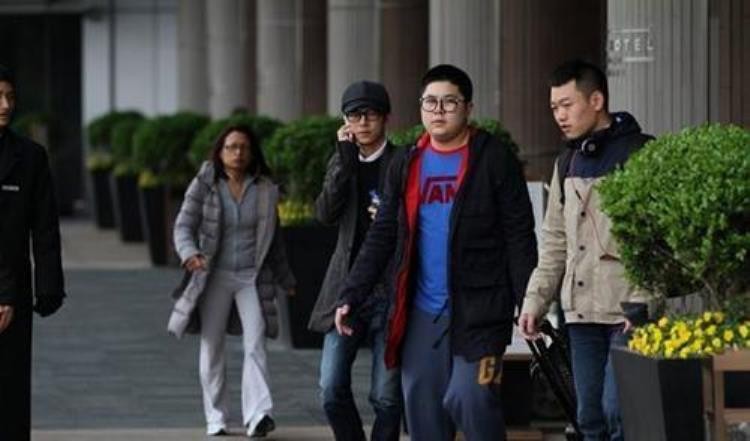 为什么明星助理都很胖「低工资高脂肪为啥每一个大咖身边都有一个胖助理」