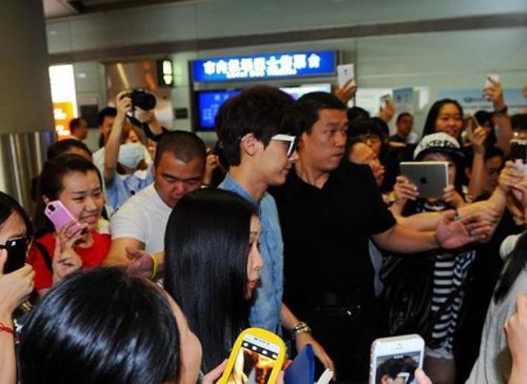 为什么明星助理都很胖「低工资高脂肪为啥每一个大咖身边都有一个胖助理」