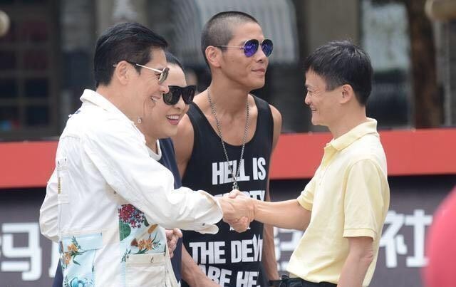 向华强家族往事发家史（向华强的背景有多强？）