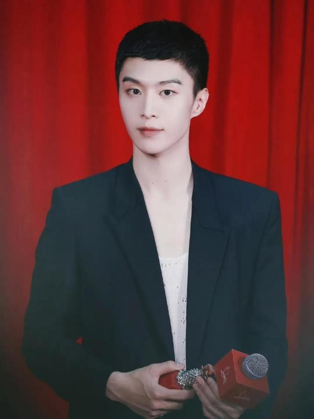 李现和肖战同款发型（明星剪寸头最考验颜值）(10)