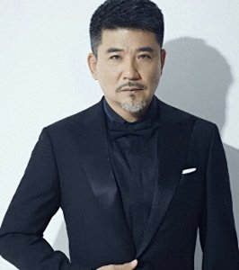 ​哥哥是导演，父亲是外交官，与初恋结婚38年无儿女，晚年与狗作伴