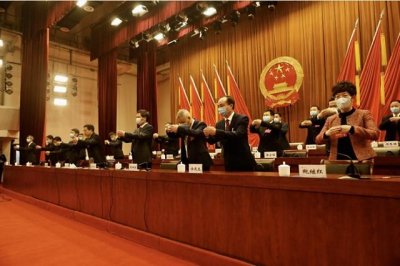 ​不握手改行作揖礼，防疫期间，浙江衢州两会参会者这样打招呼