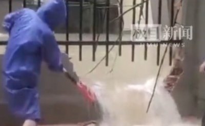 ​广西特大暴雨雨强破纪录！城区内涝、车辆被淹，市民抡锤砸墙放水→