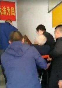 ​当要求九旬老人抬上三楼，我们是否还记得正是这些老乡冒险在战场抬下伤员！