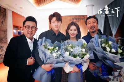 ​“振华三部曲”后，八月长安又一神作出山，郑合惠子扮孪生姐妹