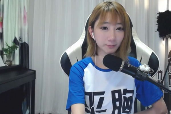 郭mini走光第4段 在镜头面前换衣服走光是故意的吗
