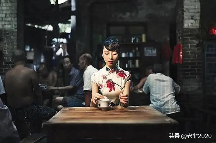 贾平凹竟然说：看着养眼的女人，漂亮的裙子下面内衬早已泛了黄
