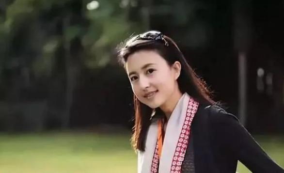 著名央视女主持人张蕾近照：嫁大自己20岁丈夫，走在一起像父女