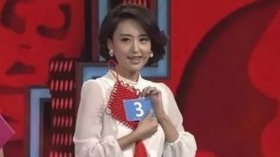 ​著名央视女主持人张蕾近照：嫁大自己20岁丈夫，走在一起像父女