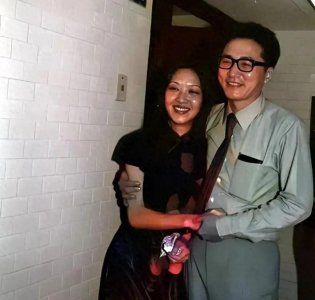 ​李敖与胡因梦离婚当天，笑着拍了这张照片，之后他却骂了对方37年