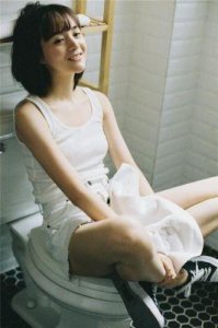 ​北影校花李依伊：学霸与美丽并存的魅力偶像