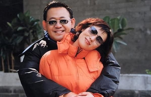 姜武老婆宋妍的照片（52岁姜武携老婆罕秀恩爱）