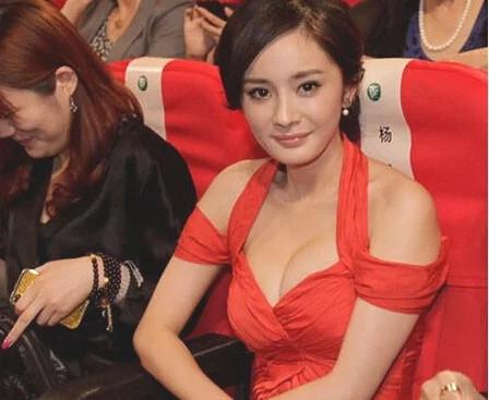 杨幂为啥只爱穿裙子不爱穿裤子？看到照片后，网友：瞬间啥都懂了