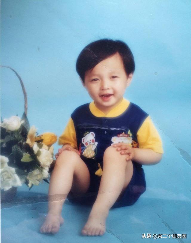 张艺兴容貌复原（张艺兴童年学士服旧照曝光）(6)