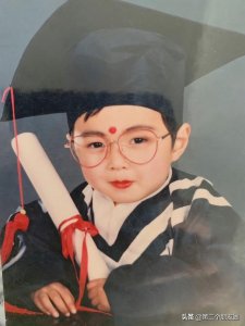 ​张艺兴容貌复原（张艺兴童年学士服旧照曝光）
