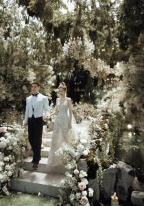 ​何超莲窦骁巴厘岛婚礼现场 花团锦簇中浪漫拥吻
